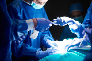 Surgeons passing scissors to each other Lámpara de cirugía LED con 1 y 2 satélites para techo con cámara HD, monitor y panel Touch